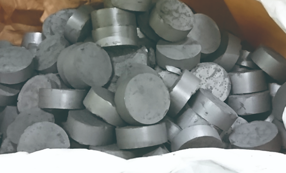 Photo: Briquettes after grinding polishing sludge compression